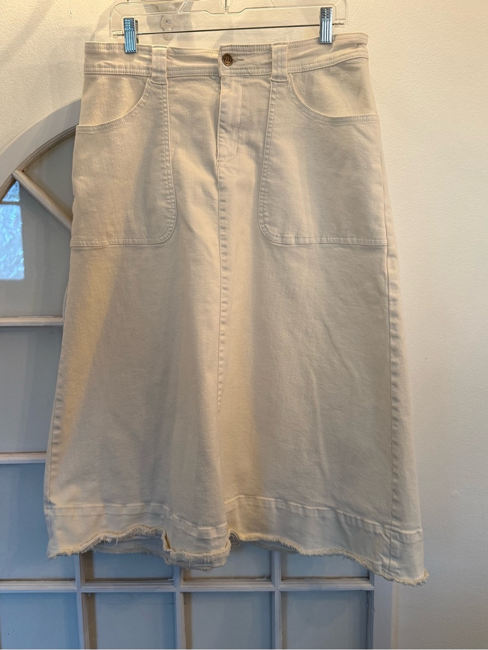 Me by Jennie Garth Cream Denim Midi Skirt Size 12 Frayed Hem Utility Pockets